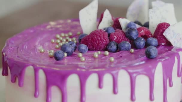 Incrivelmente belamente decorado à mão bolo de morango caseiro. Delicioso, fresco, sobremesa apetitosa close-up. Confeitaria arte. — Vídeo de Stock