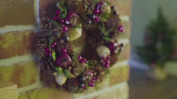 Una hermosa corona de Navidad hecha a mano hecha de conos, bayas, hojas. Navidad. — Vídeos de Stock
