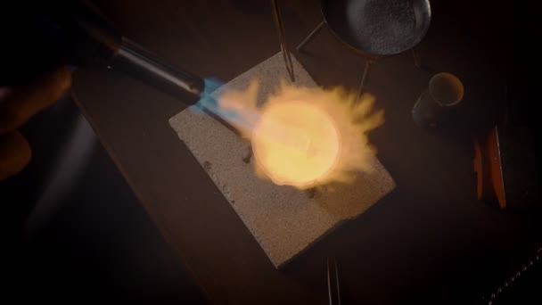 Detailní záběr mužského klenotníka topícího kov s hořákem. Vytváření příslušenství — Stock video