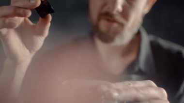 Mücevher yapan bir erkek kuyumcu. Güzel aksesuarlar yaratmak