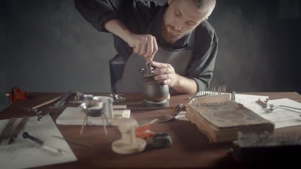 Un joyero masculino haciendo joyas. Creación de hermosos accesorios — Vídeos de Stock