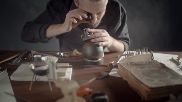 Un joyero masculino haciendo joyas. Creación de hermosos accesorios — Vídeos de Stock