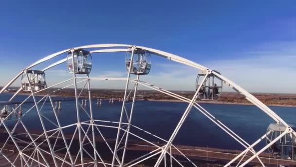 Ferris wheel in the park on a warm sunny day — Stock Video