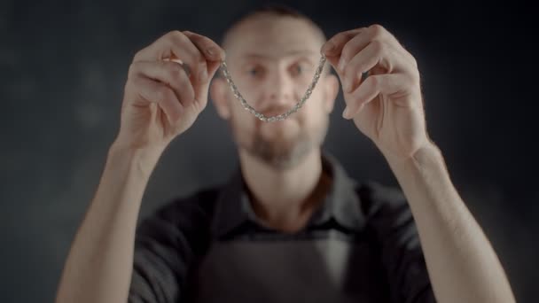 Mücevher yapan bir erkek kuyumcu. Güzel aksesuarlar yaratmak — Stok video