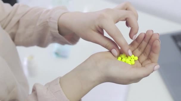 Gadis itu mengambil asam askorbat dan mencucinya dengan air. Vitamin C untuk meningkatkan kekebalan. Asam askorbat dalam dragees — Stok Video