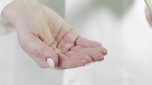 Mãos femininas tomar uma pílula fora do pacote, close-up — Vídeo de Stock