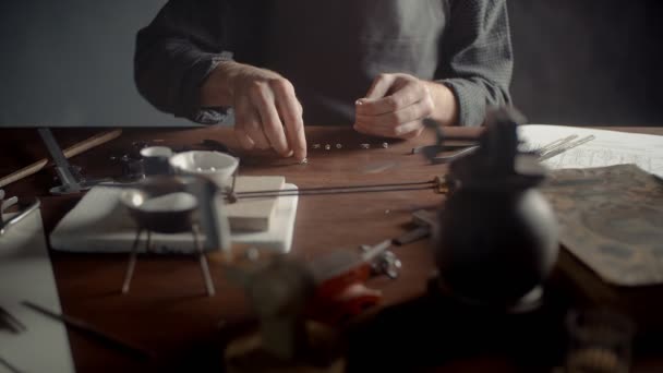 Zbliżenie męskich dłoni robiących biżuterię. Tworzenie pięknych akcesoriów — Wideo stockowe