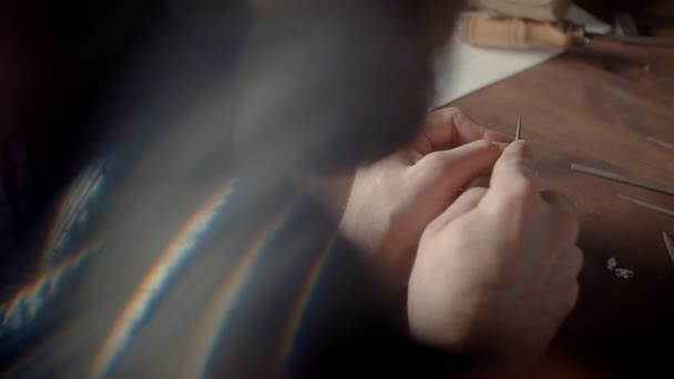 Primer plano de las manos de los hombres haciendo joyas. Creación de hermosos accesorios — Vídeos de Stock