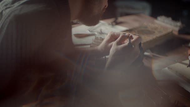 Close-up van mannenhanden die sieraden maken. Het creëren van mooie accessoires — Stockvideo