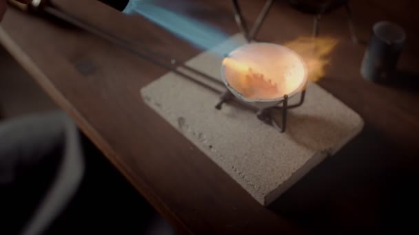 Primer plano de un joyero masculino calentando metal con un quemador. Creación de accesorios — Vídeos de Stock