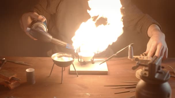 남자 보석상의 근접 사진 이 버너로 금속을 가열 합니다. 액세서리를 만드는 일 — 비디오