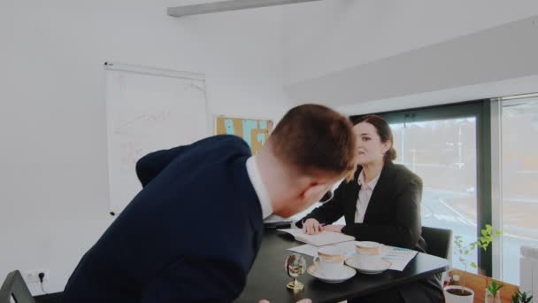 A business man and a woman, sitting at a table and solving business issues. Business people — Αρχείο Βίντεο