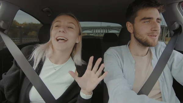 A guy and a girl are driving a car. People in the car — Fotografia de Stock