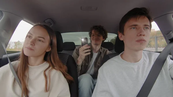 Un pequeño grupo de personas está montando en un coche. La gente está conduciendo en un coche — Foto de Stock