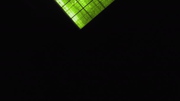 Абстрактный зеленый геометрический фон. Подсветка теплиц ночью. Сельскохозяйственная инфраструктура на стеклянных крышах. — стоковое видео