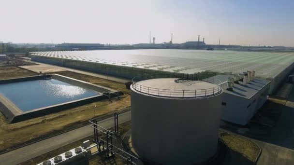 Vista de aves de una instalación industrial durante el día en un día soleado — Vídeos de Stock