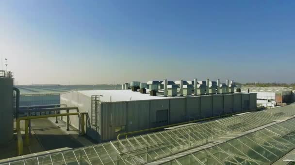 Güneşli bir günde endüstriyel bir tesisin kuş bakışı görüntüsü. — Stok video