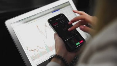 Online Borsa Çizelgesi olan bir kız, Bitcoin 'in Bearish ve Bullish Trends of Bitcoin' ini gösteriyor. Gerçek zamanlı olarak..