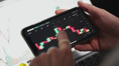 Online Borsa Çizelgesi olan bir kız, Bitcoin 'in Bearish ve Bullish Trends of Bitcoin' ini gösteriyor. Gerçek zamanlı olarak..