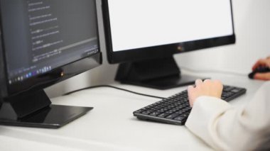 HTML web sayfası kodu kaydırılıyor. Genç bayan programcı