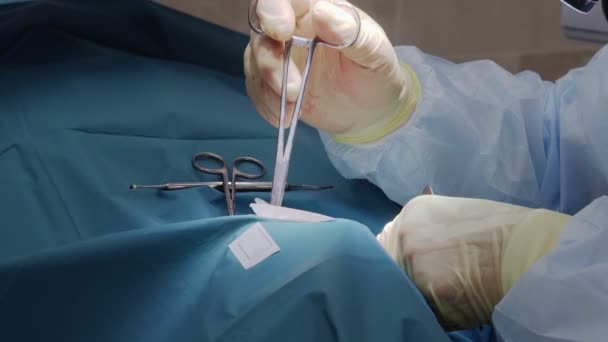 Médicos profesionales realizando cirugía dental, tratando dientes en la boca de los pacientes. Operación quirúrgica. Odontología. — Vídeo de stock