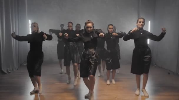 A group of beautiful girls dancing indoors in black suits. Dances — Stockvideo