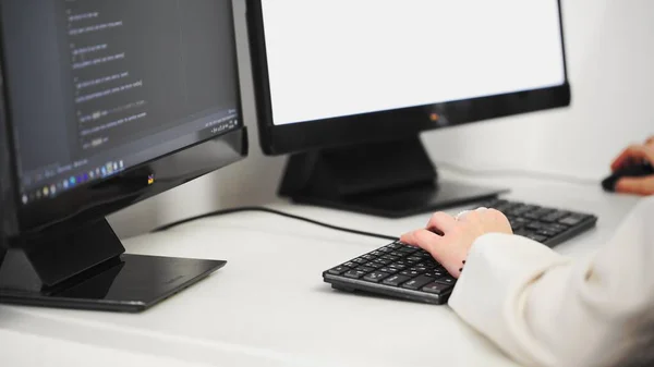 Scrolling the HTML web page code. Young female programmer — Stock Photo, Image