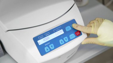 Laboratuvar santrifüjü. Laboratuvar santrifüjünde tıbbi numunelerin rotasyonu. Tıbbi santrifüj işlemi