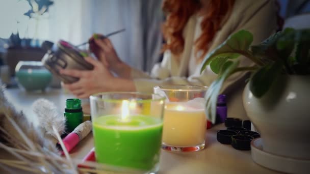 Detailní záběr krásné rusovlasé dívčí malby s pestrobarevnými barvami na sáčku. Ruční práce — Stock video