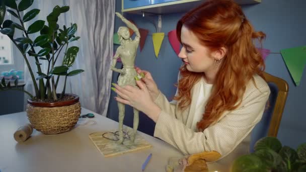 美しい赤い髪の少女がプラスチック製の彫刻を彫刻しています。手作り — ストック動画