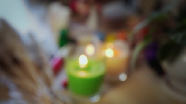 Primer plano de las velas perfumadas de pie sobre la mesa. Ambiente pacífico — Vídeos de Stock