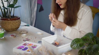 Beyaz gömlekli güzel bir kızın yakın çekimi boncuk süsleme oluşturur. El yapımı iş