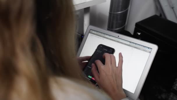 En flicka håller en telefon med en online-aktiemarknad diagram som visar den skäggiga och bullish trender Bitcoin Valuta. I realtid. — Stockvideo
