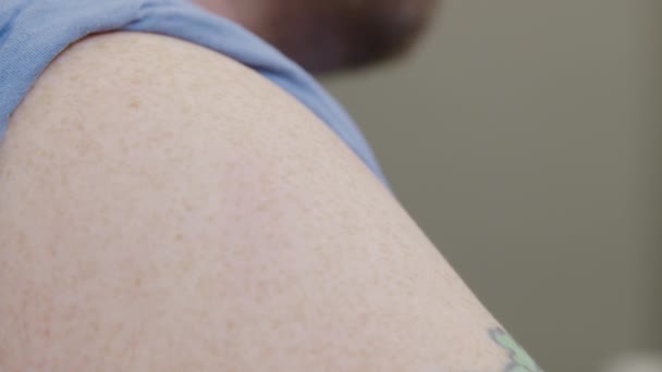 Close up do médico ou enfermeiro que administra a vacina covid-19 ou a vacina contra a gripe a um ombro do doente. — Vídeo de Stock