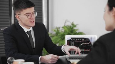 Bir iş adamı ve bir kadın, masada oturup iş meselelerini çözüyorlar. İş adamları. Yakın plan.