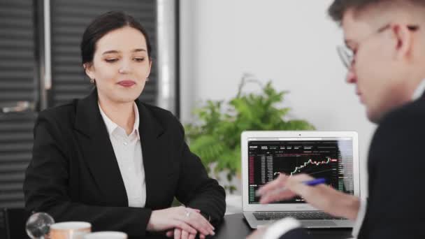 Un hombre de negocios y una mujer, sentados en una mesa y resolviendo problemas de negocios. Gente de negocios. Primer plano — Vídeo de stock