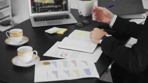 Primer plano de las manos masculinas escribiendo información en una revista. Un hombre de negocios que trabaja en una oficina toma notas a mano. — Vídeo de stock