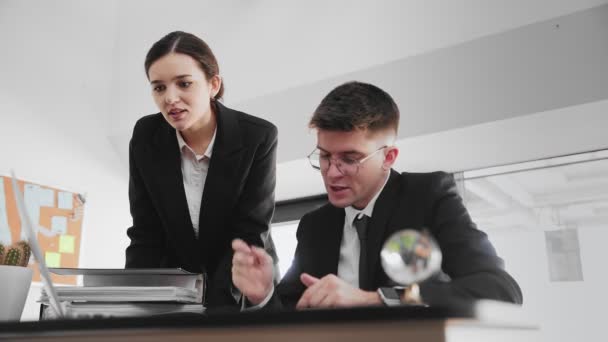 Un homme d'affaires et une femme, assis à une table et résoudre des problèmes d'affaires. Hommes d'affaires — Video