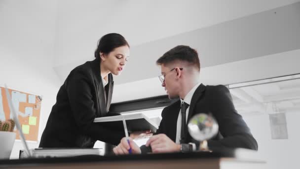 Un homme d'affaires et une femme, assis à une table et résoudre des problèmes d'affaires. Hommes d'affaires — Video