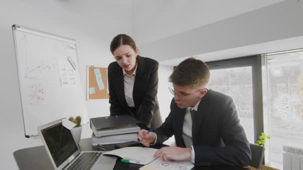 A business man and a woman, sitting at a table and solving business issues. Business people — Αρχείο Βίντεο