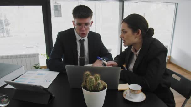 Un homme d'affaires et une femme assis à une table et résoudre des problèmes d'affaires. Échec. Hommes d'affaires — Video