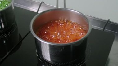 Tencerede karamel pişirmek. Lolipop yapmak