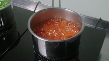 Tencerede çok renkli karamel pişirmek gibi. Çubukta lolipop pişiriyorum.