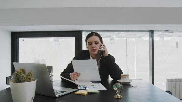 A business woman sits at a table and deals with business issues. Business people — Stock Photo, Image