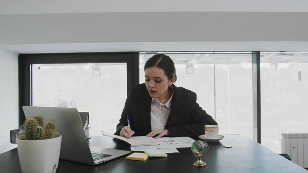 A business woman sits at a table and deals with business issues. Business people — Stock Photo, Image