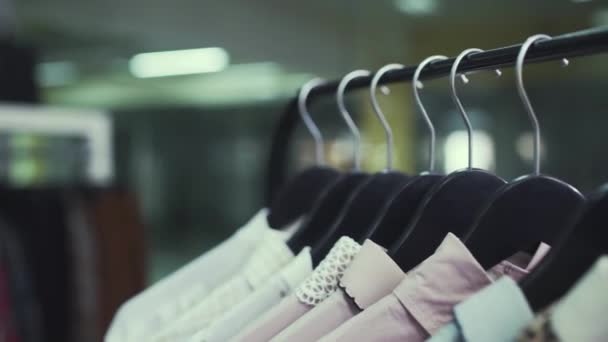 Een kledingwinkel met kleding op hangers.Close-up — Stockvideo