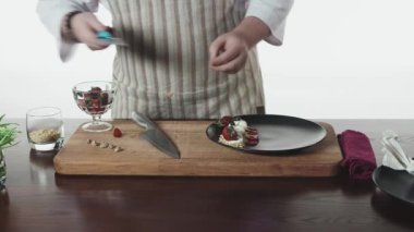 Erkek eller mutfak masasında tatlı hazırlıyor.