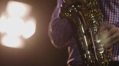 Saksafon çalan adam, yakın plan.