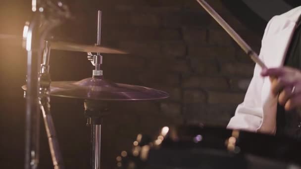 Чоловік грає ритм на барабанах — стокове відео