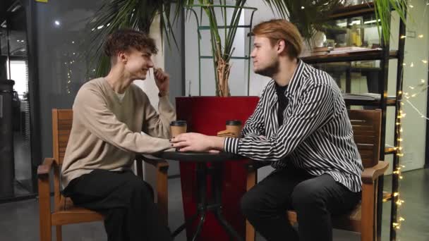 İki eşcinsel erkek bir kafede oturmuş, kahve içip sohbet ediyorlar. LGBT — Stok video